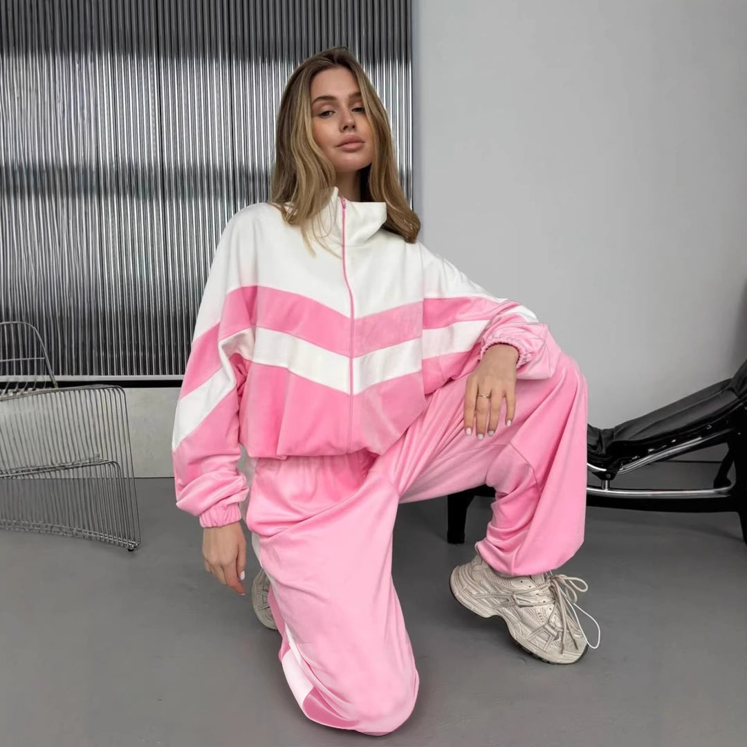 Women's retro-inspired velvet tracksuit with chevron design, stand-up collar and wide high-waist jogger drizzle
