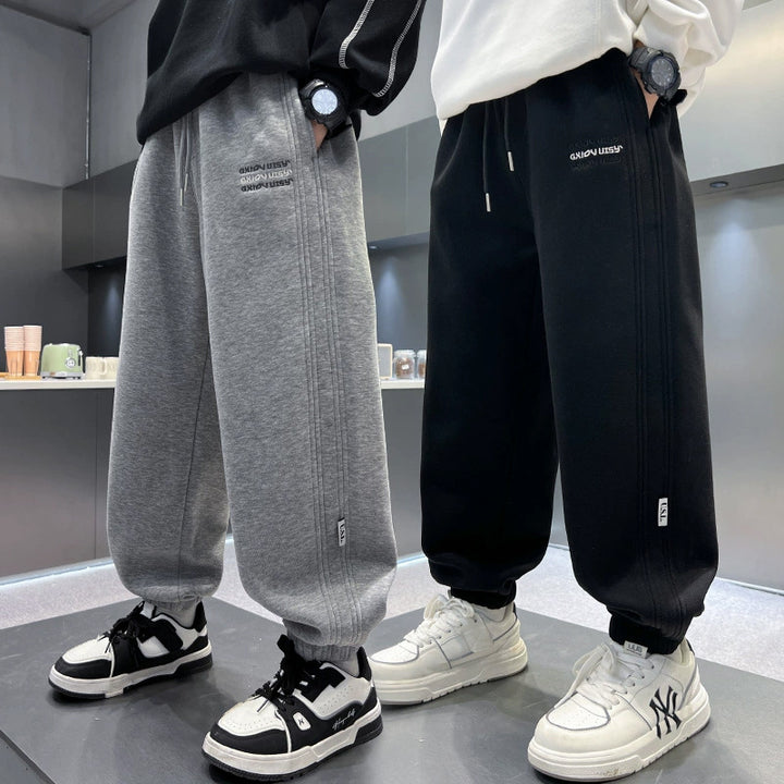 Unisex casual joggers with practical side pockets Mune Fashion