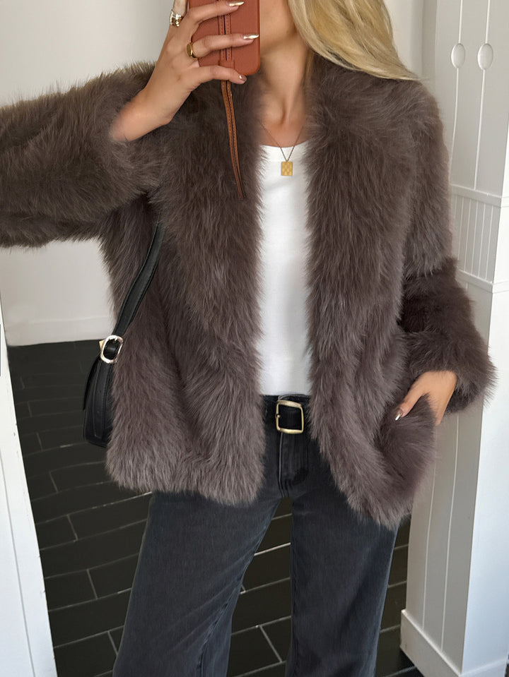 Women's short faux fur coat with voluminous shawl collar, oversized fit and soft texture Mune Fashion