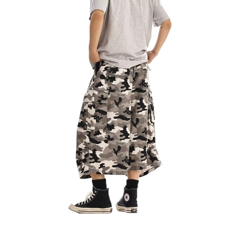 Men's cargo shorts with a loose fit and camouflage pattern Mune Fashion
