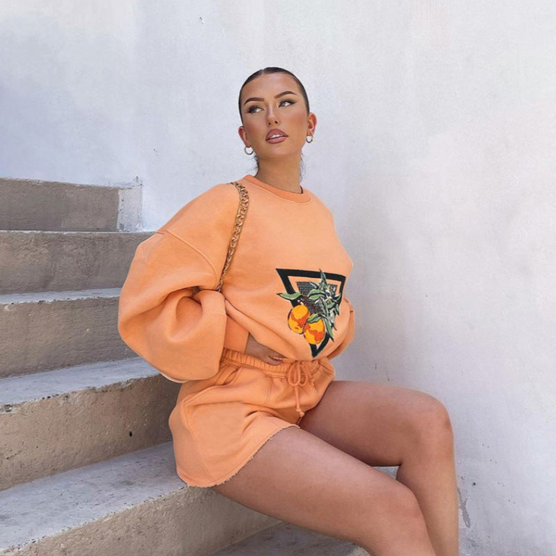 Women's casual set made of sweatshirt with illustrative orange embroidery and fitted high-waist shorts Mune Fashion