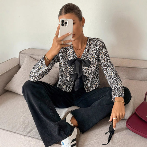 Women’s short blouse with leopard print, V-neck and decorative bow details Mune Fashion