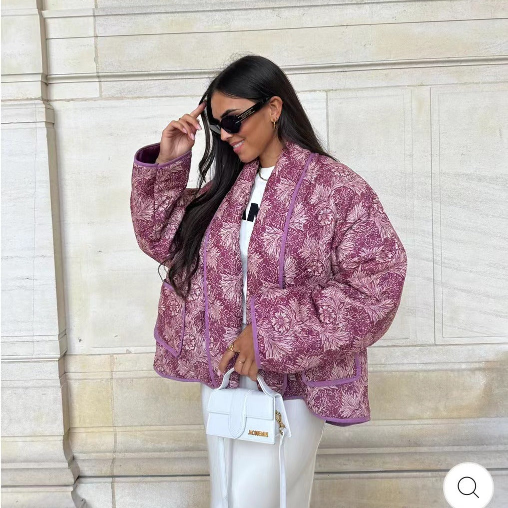 Ladies short-cut quilted jacket in vintage floral pattern with shawl collar and contrasting piping Mune Fashion