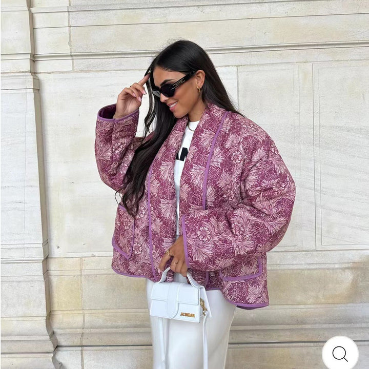 Ladies short-cut quilted jacket in vintage floral pattern with shawl collar and contrasting piping Mune Fashion