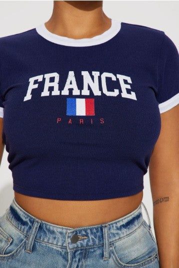 Women's fitted short-cut fan crop shirt with contrast collar and embroidered flag patch Mune Fashion