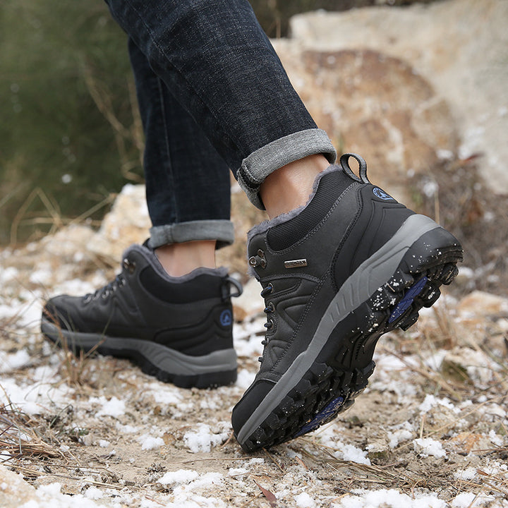 Men's waterproof winter trekking shoes with lined interior, reinforced toe cap and grippy profile sole Mune Fashion