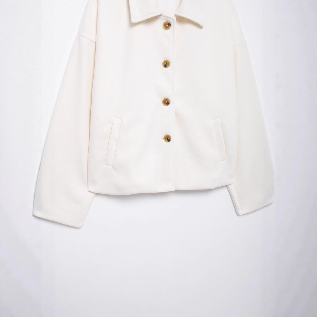 Women's short coat made of wool blend with oversized silhouette and concealed button placket Mune Fashion