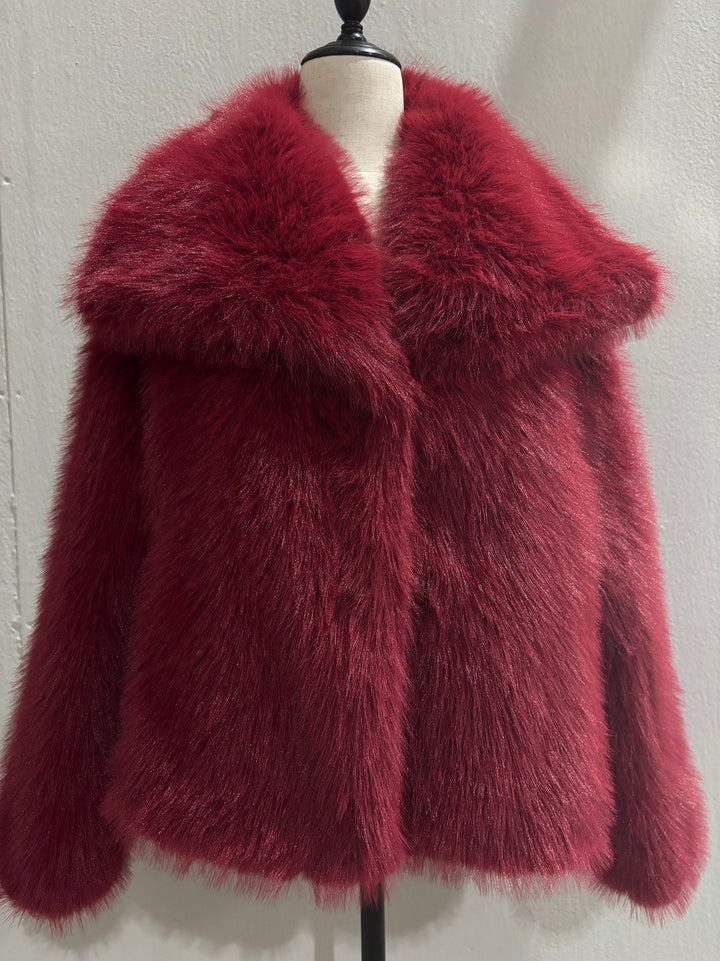 Women's short bolero in boxy cut made of vegan shaggy faux fur with XXL shawl collar Mune Fashion
