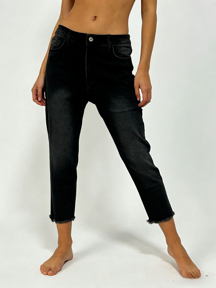 Women's narrow ankle-length jeans with raw fringe finish and mid-rise waist Mune Fashion