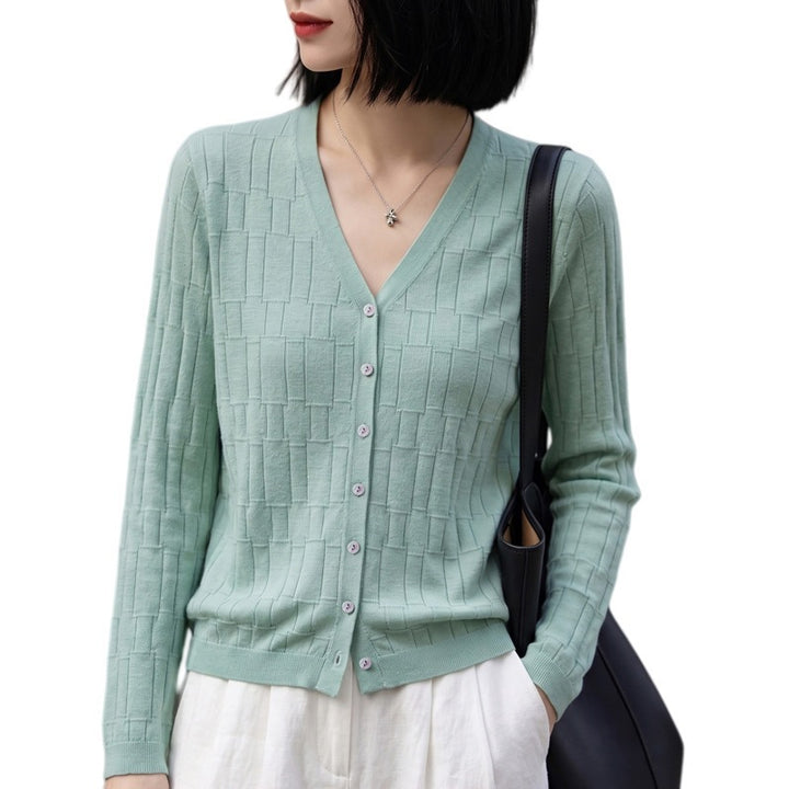 Ladies V-neck fine knit cardigan with structured block design and continuous button placket Mune Fashion