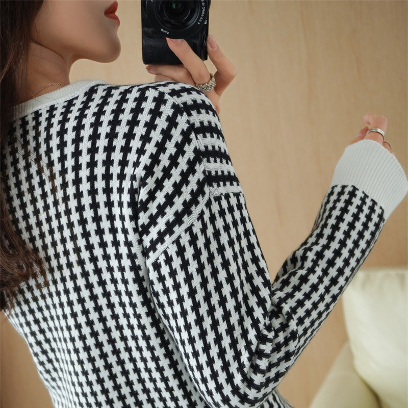 Women's Light Structural Knit Sweater with Houndstooth Pattern and Wide Ribbed Cuffs Mune Fashion