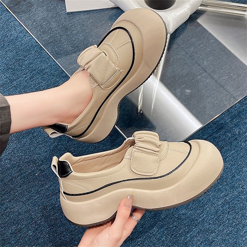 Women Comfortable Slip-On Sneakers with Fashionable Design and Stable Sole Mune Fashion