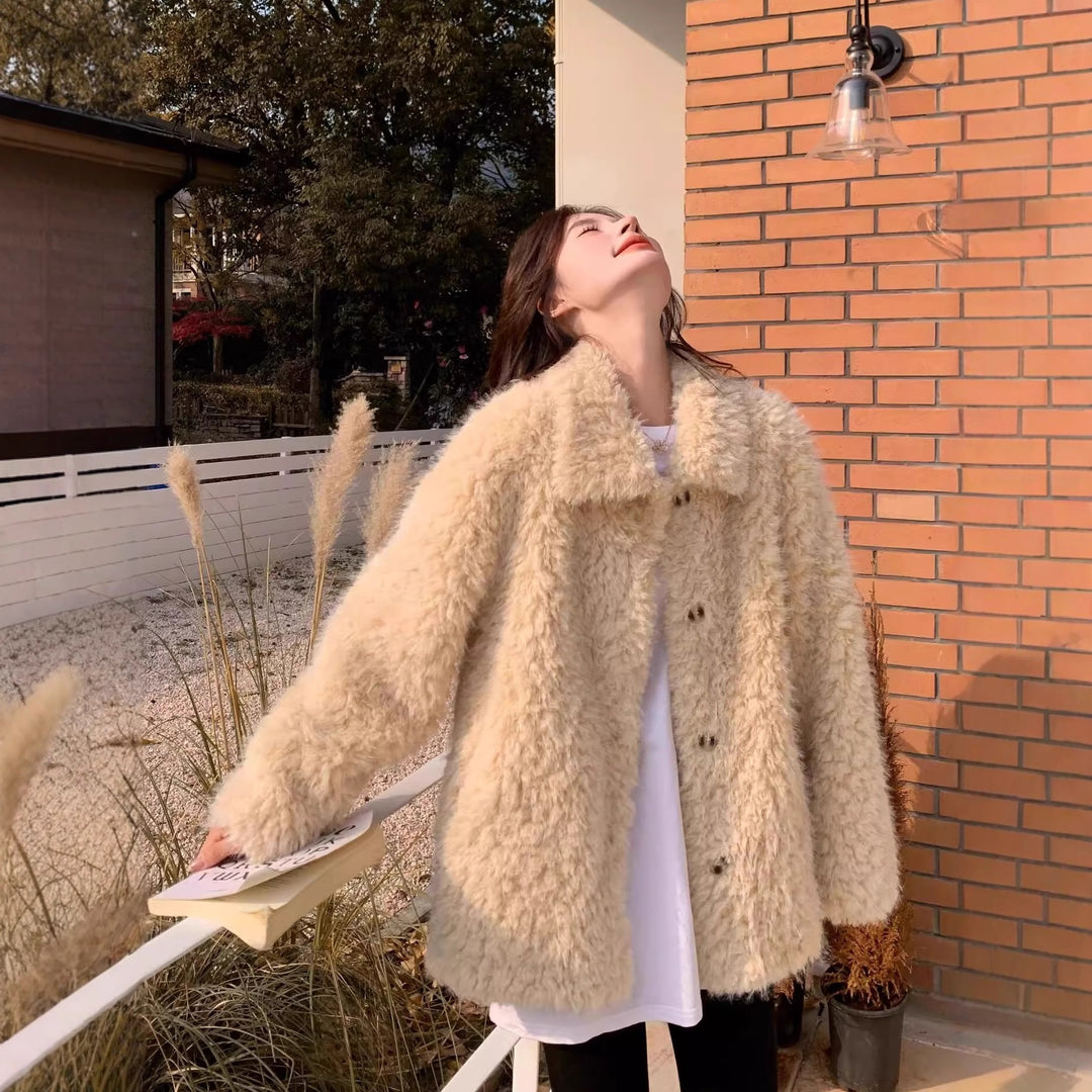 Women's short coat made of teddy fleece with oversized cut, stand-up collar, and patch pockets Mune Fashion