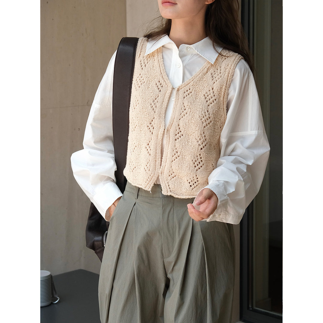 Ladies finely knitted short vest with V-neck, ajour pattern and hook closure Mune Fashion