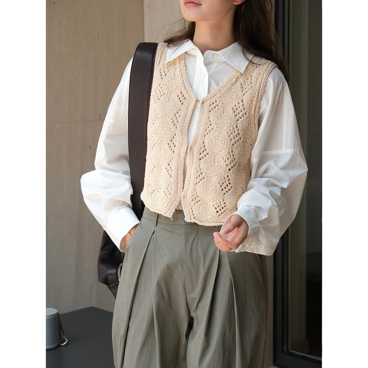 Ladies finely knitted short vest with V-neck, ajour pattern and hook closure Mune Fashion