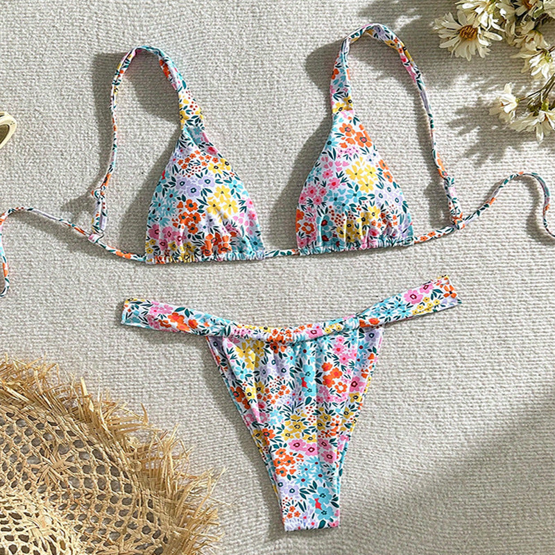 Women's Triangle Bikini with Elegant Floral Pattern Mune Fashion