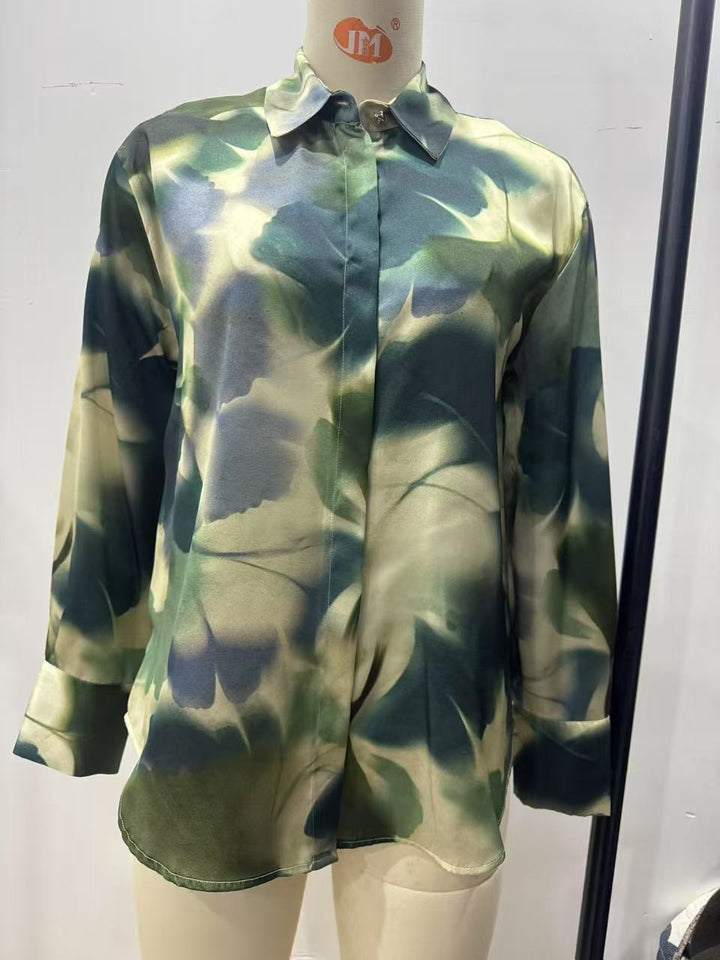 Ladies nan silk-like blouse with concealed button placket and abstract print Mune Fashion