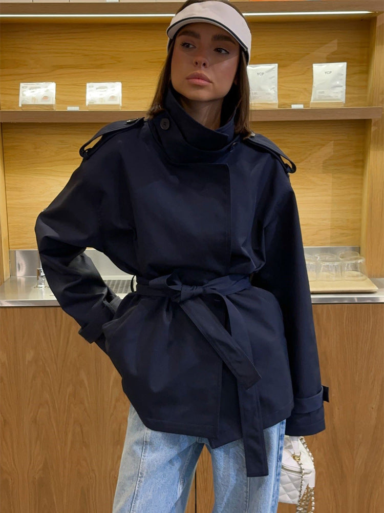 Women's short trench coat with tie belt, high stand-up collar and shoulder flaps Mune Fashion
