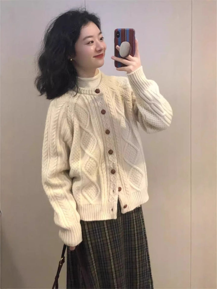 Women's knit cardigan in Aran style with cable and pearl pattern as well as wooden button placket Mune Fashion