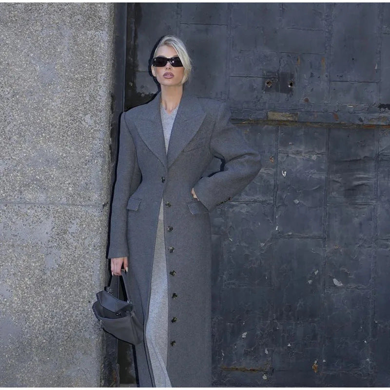 Women's Wool Coat with Elegant Fit and Decorative Button Details Mune