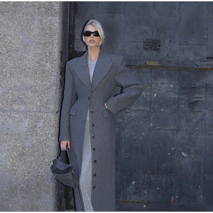 Women's Wool Coat with Elegant Fit and Decorative Button Details Mune
