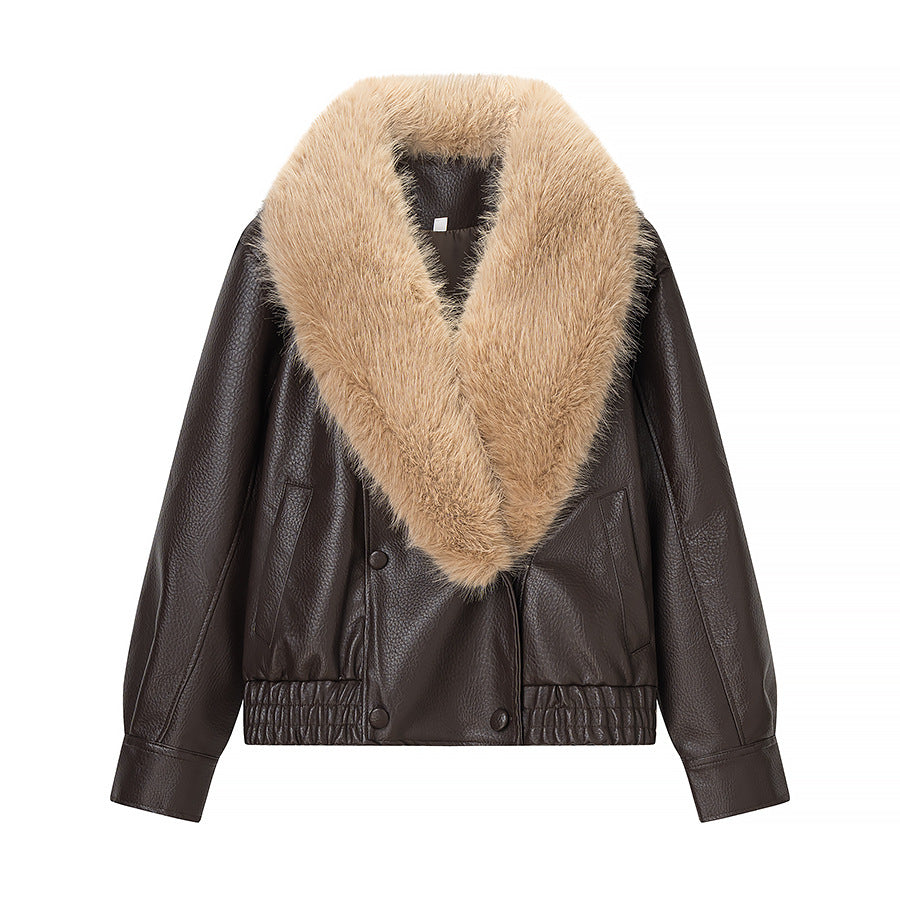 Women's short aviator-style jacket in leather look with extra-large faux fur collar and metallic zipper Mune Fashion