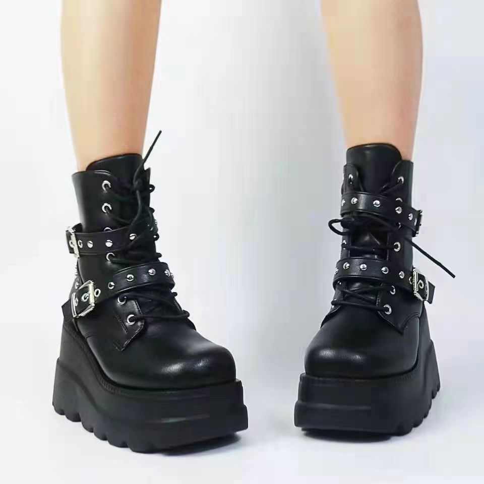 Women Short Shaft Platform Ankle Boots with Thick Tread Sole, Lacing and Decorative Buckles Mune Fashion