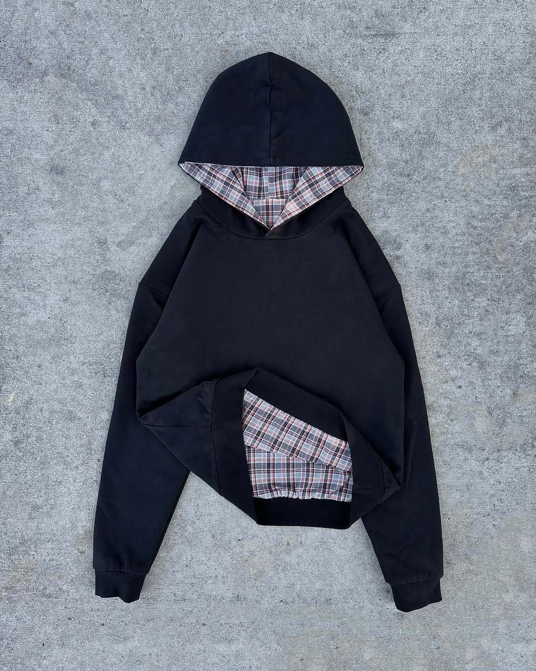 Ladies short-cut hoodie with checkered flannel lining and kangaroo pocket Mune Fashion