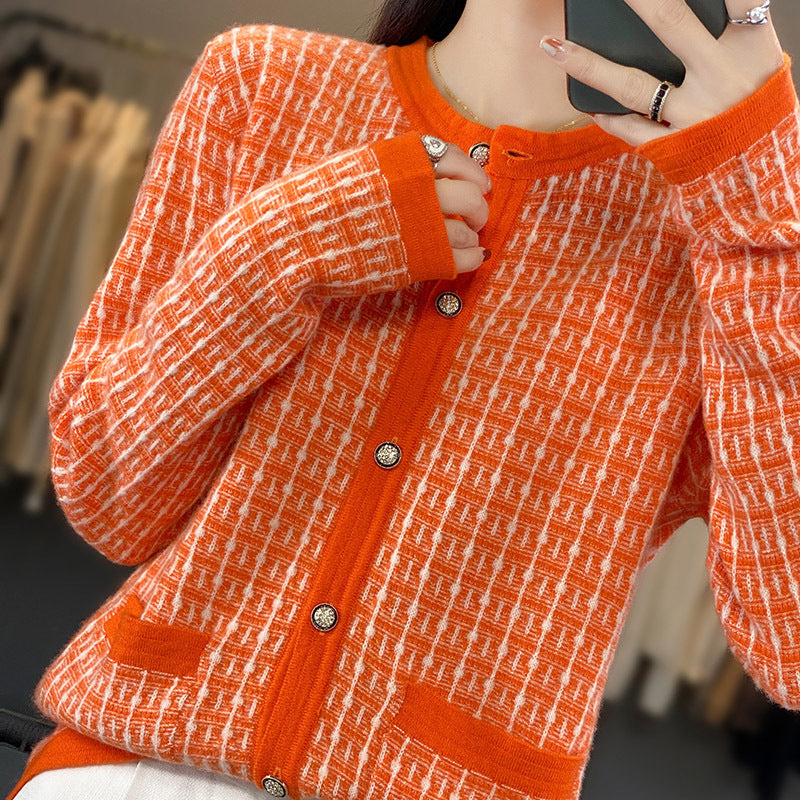 Women's knitted cardigan in bouclé-grid pattern with round neck, decorative button placket, and patch pockets Mune Fashion