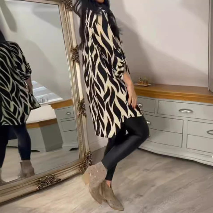 Women's oversized long tunic with abstract wave print, V-neckline and roll-up three-quarter sleeves Mune Fashion