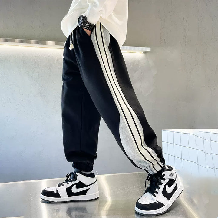 Men's sporty jogging pants with side stripe detail Mune Fashion
