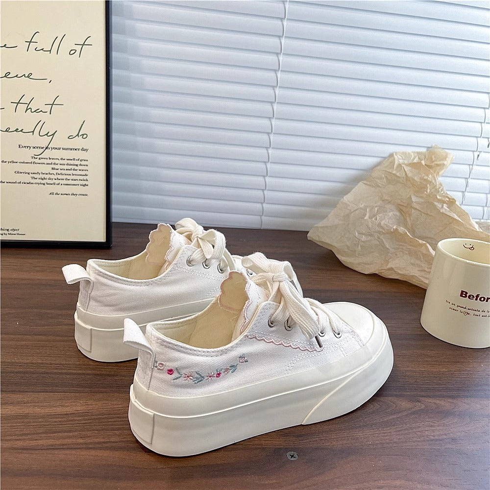 Women's sneakers with playful appliqués and elastic sole Mune Fashion