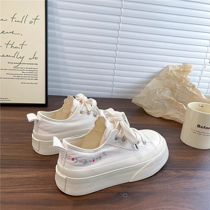 Women's sneakers with playful appliqués and elastic sole Mune Fashion