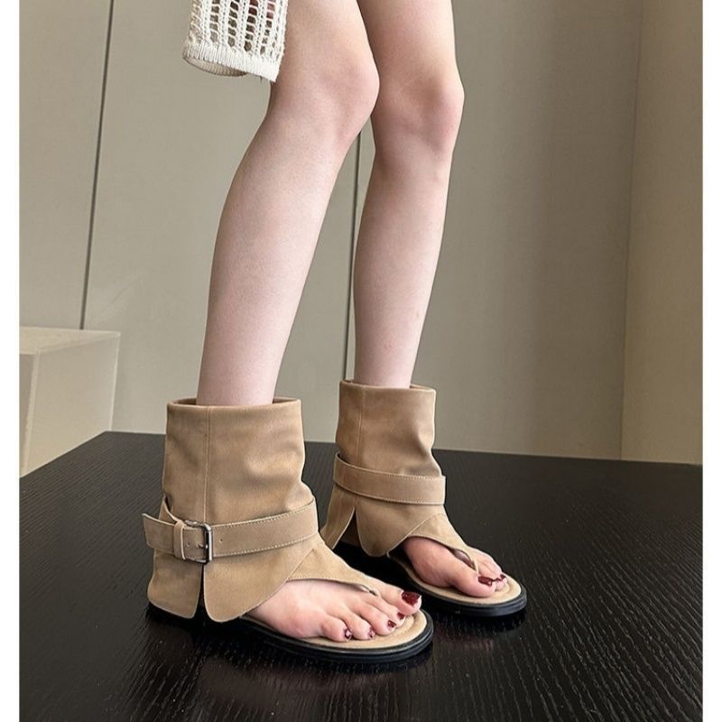 Ladies ankle-high suede sandal with toe post, cuff and buckle strap Mune Fashion