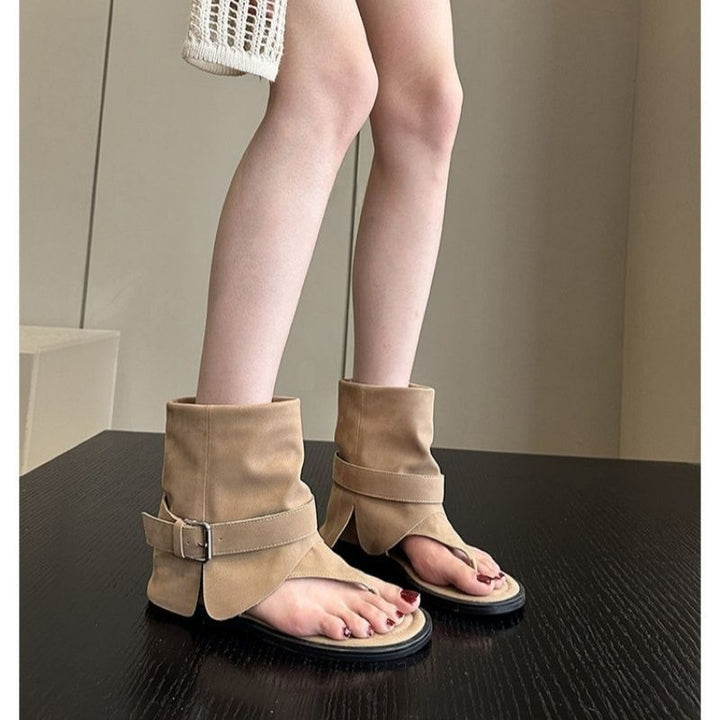 Ladies ankle-high suede sandal with toe post, cuff and buckle strap Mune Fashion