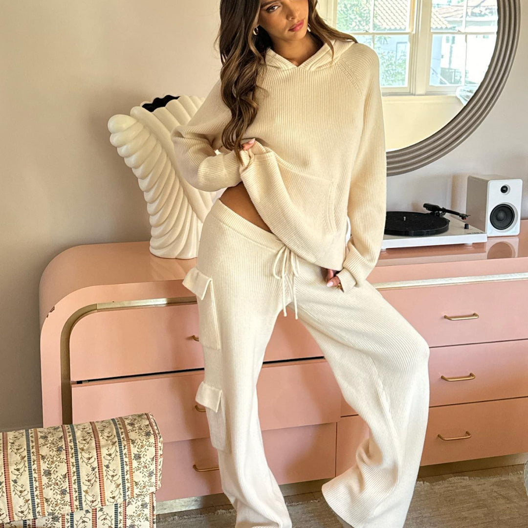 Women's knitted ribbed hoodie with kangaroo pocket and relaxed fit Mune Fashion