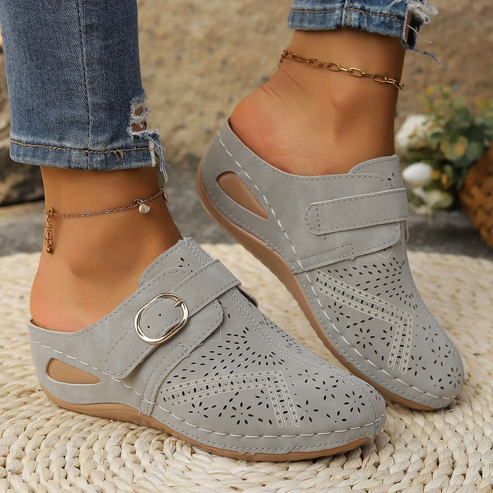 Damen Perforierte Komfort‑Pantoletten mit verstellbarem Schnallenriemen Mune Fashion