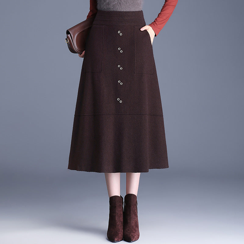 Women's knee-length skirt with practical pockets and button details Mune Fashion