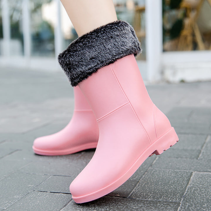 Women's mid-height seamless rain ankle boots made of flexible full rubber with a grippy tread sole Mune Fashion