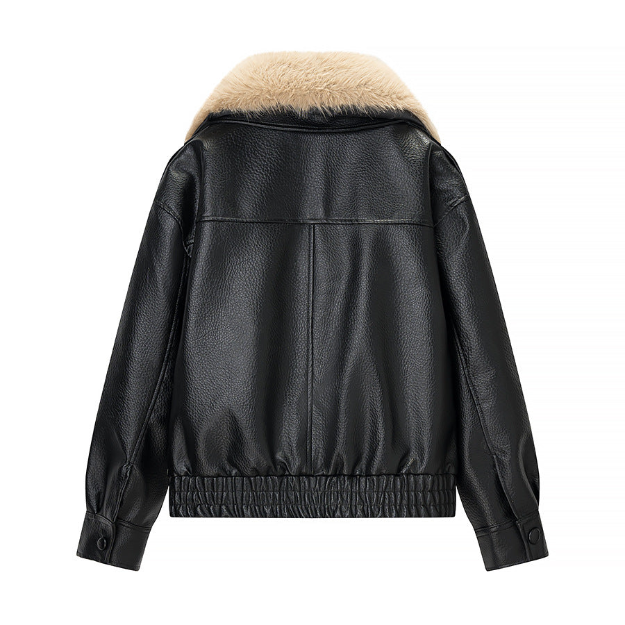 Women's short aviator-style jacket in leather look with extra-large faux fur collar and metallic zipper Mune Fashion