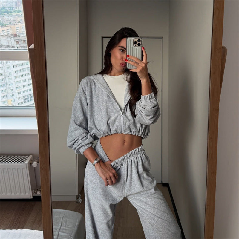 Women's Cropped Hoodie Loungewear Set made of soft sweat fabric with elastic waistband and Relax Fit Pants Mune Fashion
