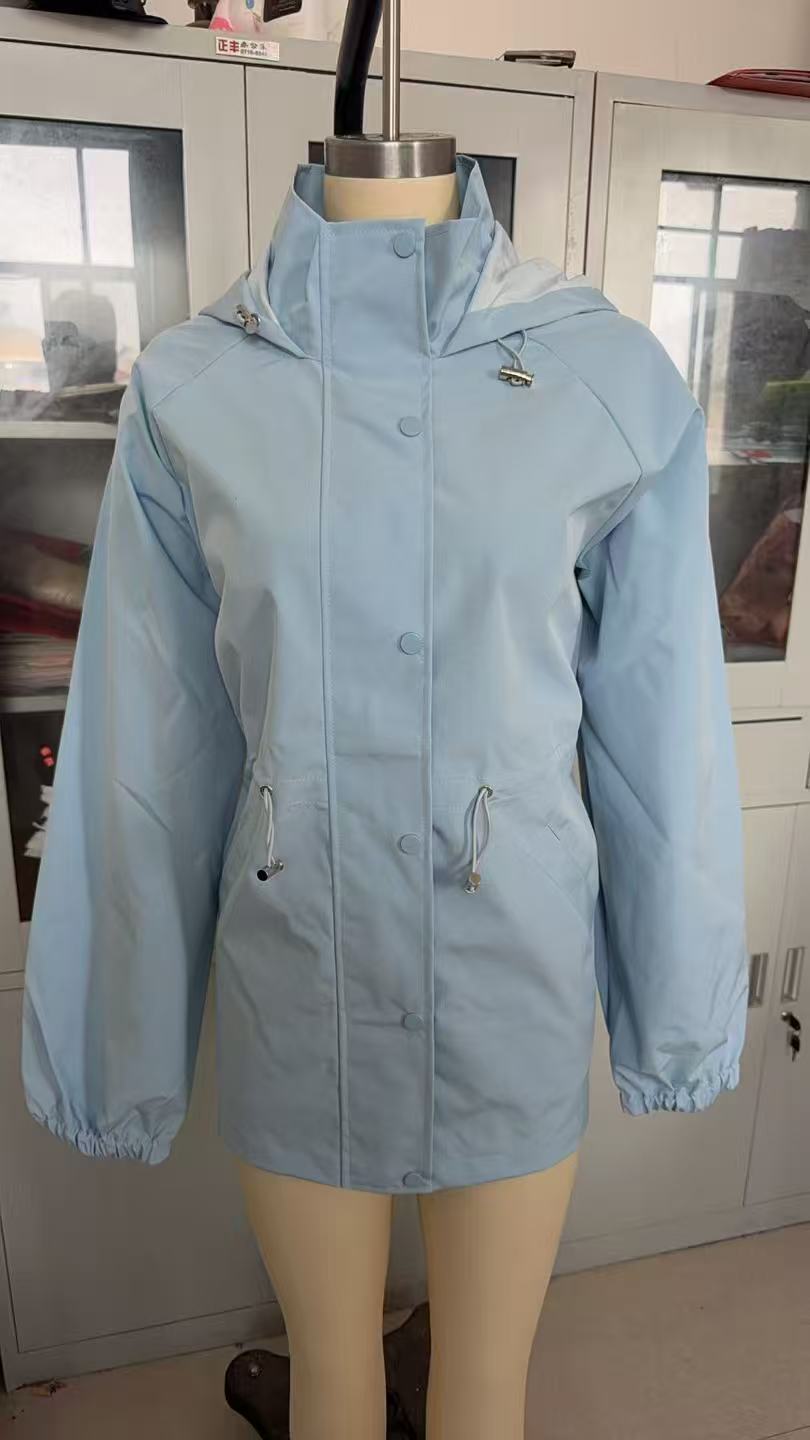 Women's lightweight and functional outdoor jacket
