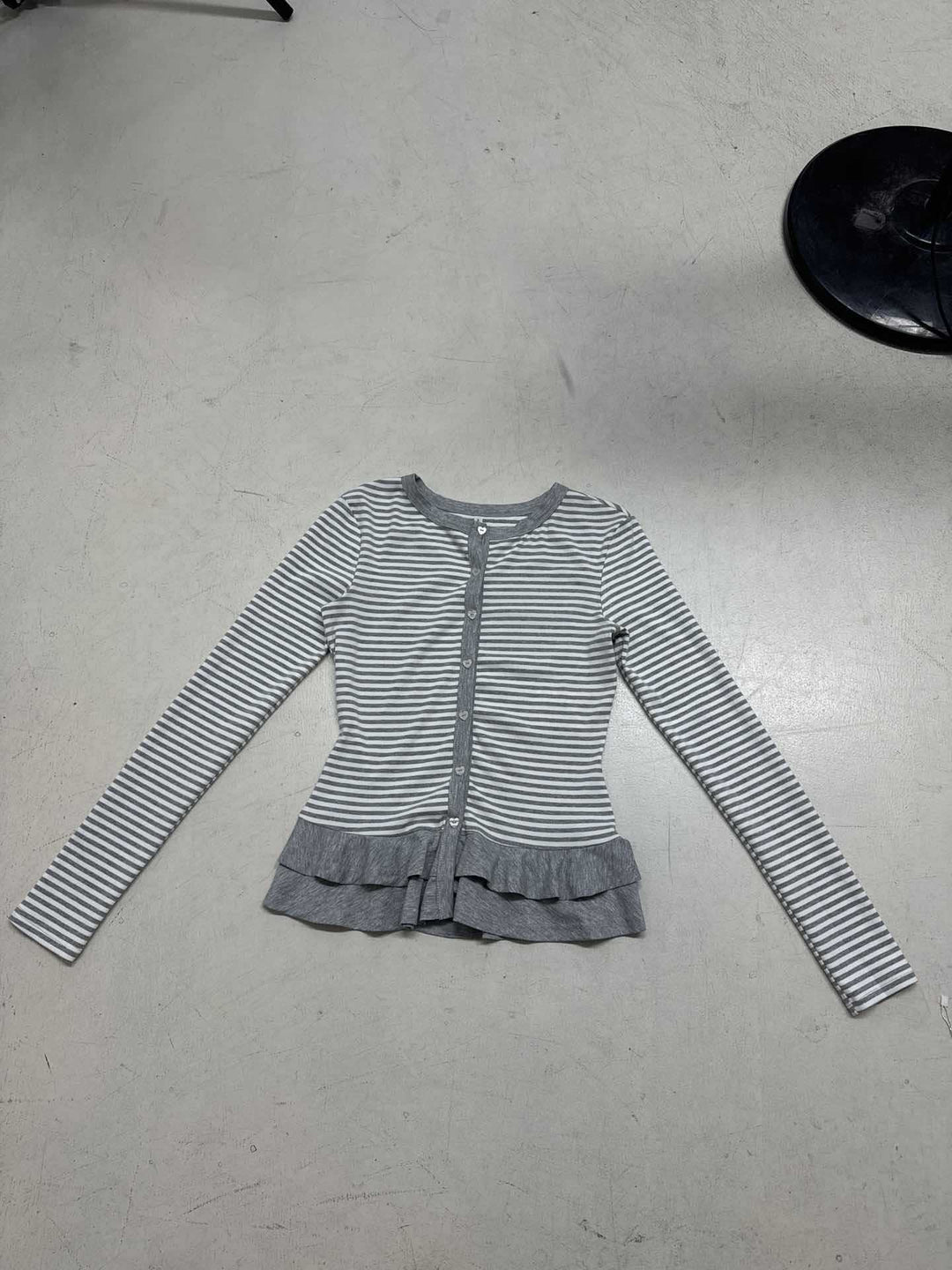 Women nan finer short cardigan with button placket, lace collar, and wavy hem Mune Fashion