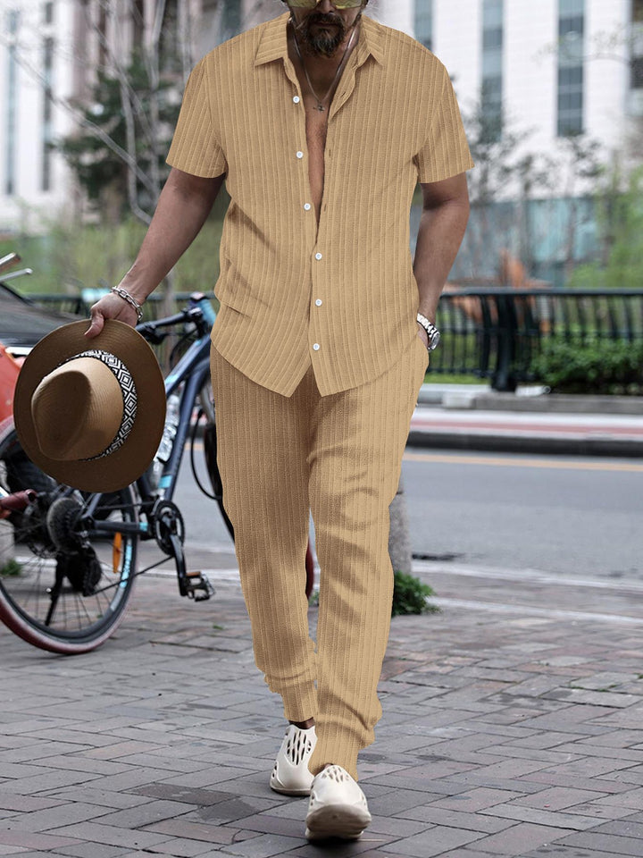Men's short-sleeve structured relax set made of fine ribbed knit with open shirt collar and tapered chino pants Mune Fashion