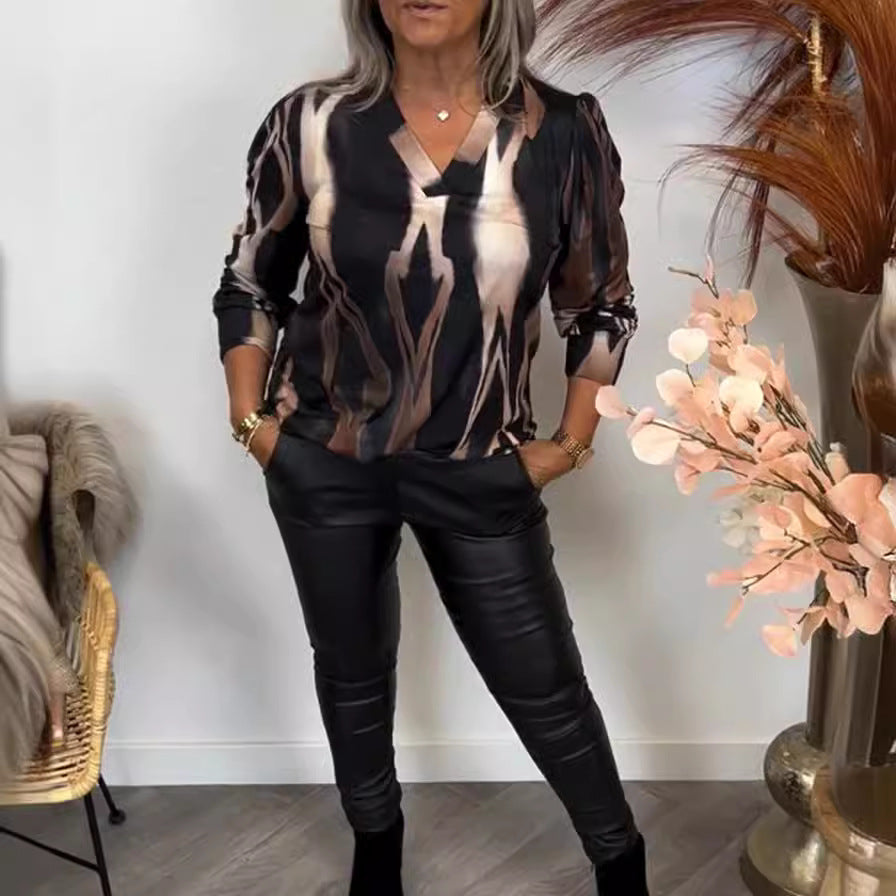 Women stylish casual set made of V-neck print shirt and leather look leggings Mune Fashion