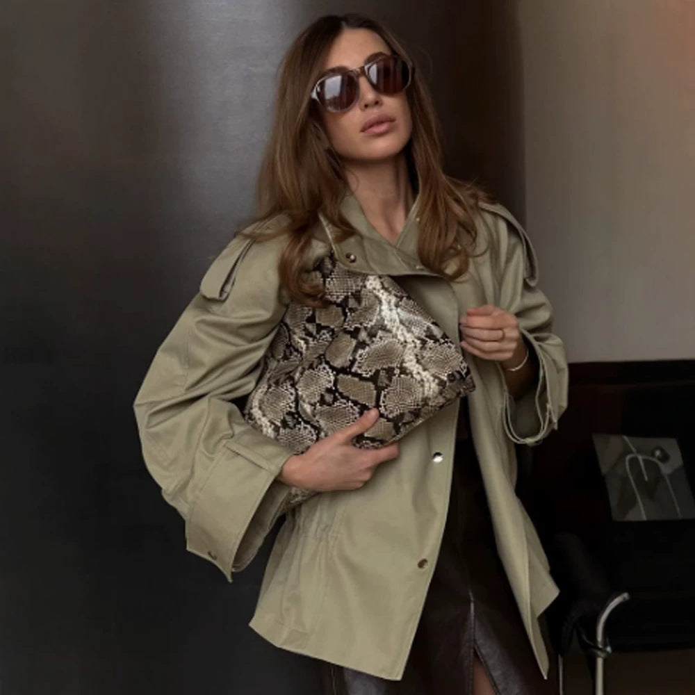 Women's short parka with high stand-up collar, shoulder flaps and adjustable drawstring Mune Fashion