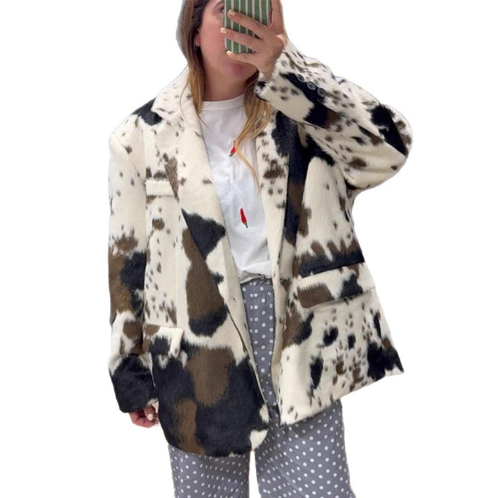 Women's short faux fur jacket in spotted pattern with shawl collar, wooden buttons & patch pockets Mune Fashion