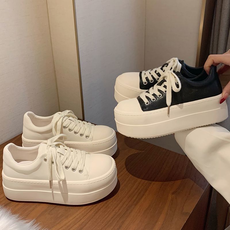 Women's Retro Platform Sneaker with Two-Tone Leather Look and Extra High Rubber Platform Mune Fashion