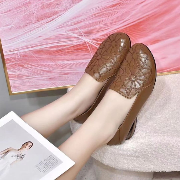 Women’s elegant padded leather loafers with floral embossed surface and medium-high block heel Mune Fashion
