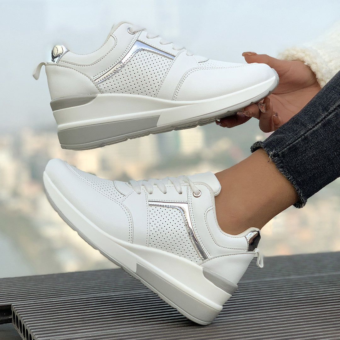 Damen Keilabsatz-Sneaker mit perforierten Einsätzen und Metallic-Details Mune Fashion